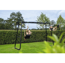 Portique de jeu en métal noir avec balançoire, anneaux de gymnastique et panier de basket dans un jardin avec des enfants qui jouent.