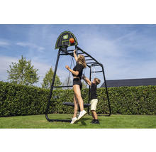 Portique en métal lumineux et organisé avec panier de basket, balançoire nid et échelle. Une femme et un enfant jouent au basket. EXIT Toys Logo.