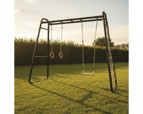 Klettergerüst aus Metall mit Schaukel, Turnringen, Kletternetz und Hangelstangen im Garten auf einer Rasenfläche.
