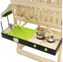EXIT Toys Matschküche aus Holz für Kinder mit grünem Waschbecken, Spielzeugherd, Topf, Pfanne und Küchenhelfern.