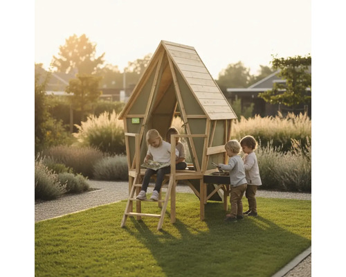 Hölzernes Kinder-Spielhaus in Zeltform mit EXIT Logo im Garten auf einem Rasen, mit mehreren Kindern, die am und im Haus spielen.