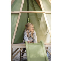 Kind spielt in einem Tipi-Spielhaus aus Holz mit grünem Stoffbezug und integrierter Rutsche im Garten.