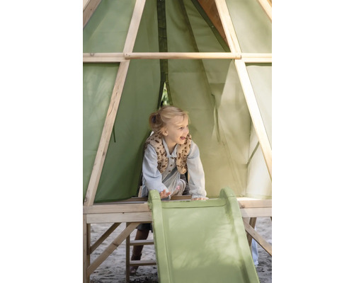 Kind spielt in einem Tipi-Spielhaus aus Holz mit grünem Stoffbezug und integrierter Rutsche im Garten.