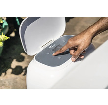 Main utilisant le panneau de commande numérique d'un spa MSpa.