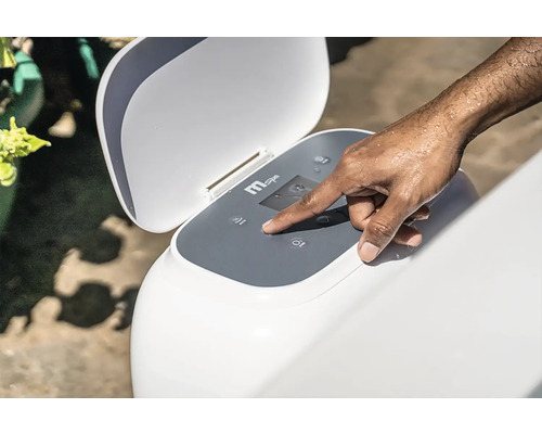 Main utilisant le panneau de commande numérique d'un spa MSpa.