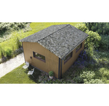 Abri de jardin moderne aspect bois avec toit à deux pans, fenêtres et gouttière dans un jardin planté.