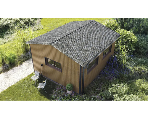 Abri de jardin moderne aspect bois avec toit à deux pans, fenêtres et gouttière dans un jardin planté.