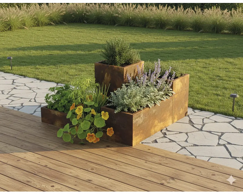 Modulares Hochbeet aus Cortenstahl in einem Garten mit Pflanzen, neben einer Holzterrasse und einem Steinweg.
