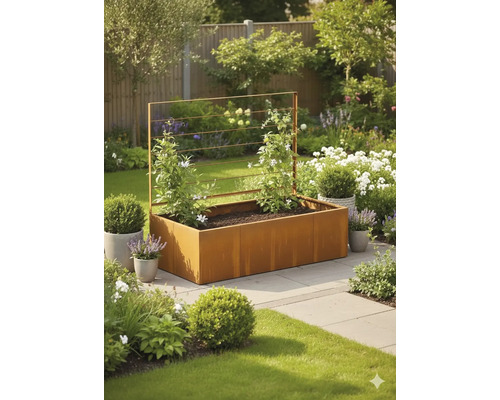 Jardinière surélevée rectangulaire en métal aspect rouille avec treillis et plantes grimpantes sur une terrasse dans un jardin.