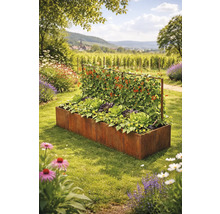 Jardinière surélevée rectangulaire en acier Corten avec treillage intégré, plantée de salades et de plantes grimpantes dans un jardin ensoleillé.