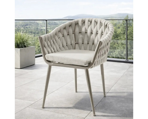 Moderner Gartenstuhl mit geflochtener Rückenlehne, Sitzkissen und Metallgestell auf einer Terrasse.