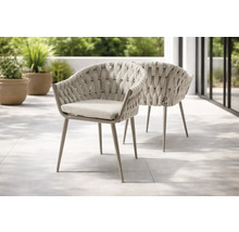 Moderne Gartenstühle mit Seilgeflecht und Sitzkissen auf einer hellen Terrasse.