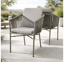 Deux fauteuils de jardin modernes avec dossier en cordage et coussins gris clair sur une terrasse.