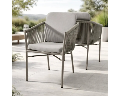 Deux fauteuils de jardin modernes avec dossier en cordage et coussins gris clair sur une terrasse.