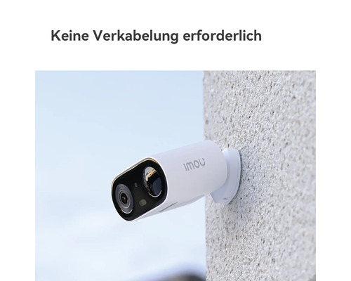 Kabellose Imou Überwachungskamera ohne Verkabelung an einer Hauswand montiert.