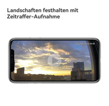 Smartphone zeigt eine Zeitraffer-Aufnahme einer Landschaft bei Sonnenuntergang in einer App.