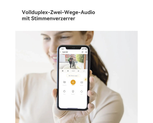 Smartphone zeigt App-Oberfläche einer Überwachungskamera mit Vollduplex-Zwei-Wege-Audio und Stimmenverzerrer-Funktion.