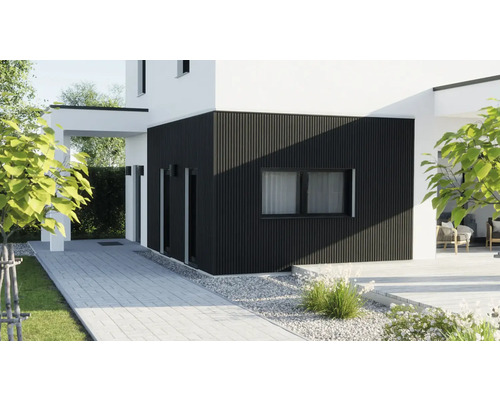 Maison moderne avec façade à lattes noires, murs extérieurs clairs, chemin pavé et jardin soigné.