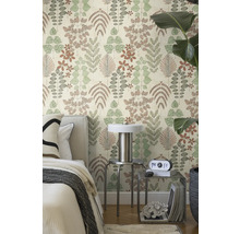 Modernes Schlafzimmer mit Vliestapete mit botanischem Muster aus verschiedenen Blättern neben einem Bett und Metallbeistelltischen.
