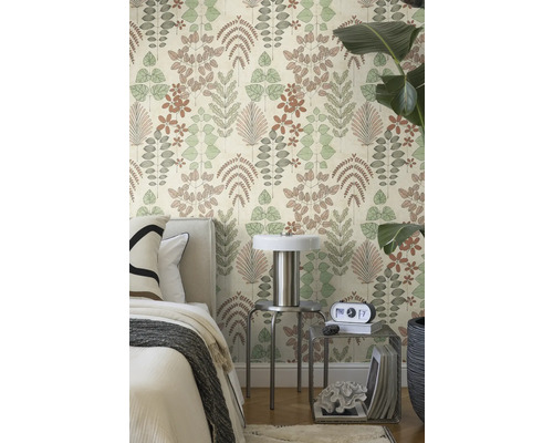 Modernes Schlafzimmer mit Vliestapete mit botanischem Muster aus verschiedenen Blättern neben einem Bett und Metallbeistelltischen.