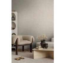 Décoration murale structurée beige dans un salon moderne avec fauteuil et table basse.