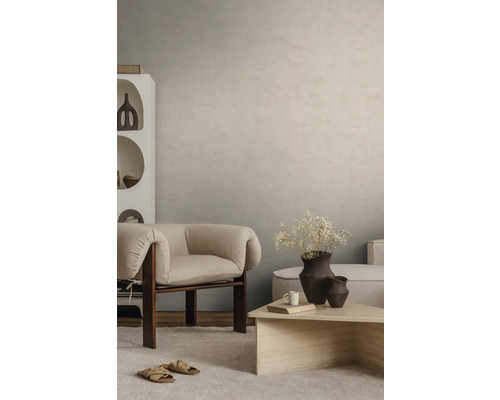Décoration murale structurée beige dans un salon moderne avec fauteuil et table basse.