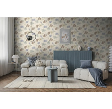 Modernes Wohnzimmer mit Vliestapete im Blumenmuster, weißem Polstersofa, blauem Sideboard und hellem Teppich auf Fischgrätparkett.