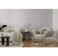 Modernes Wohnzimmer mit strukturierter hellgrauer Tapete, weißem Sofa, grauem Sessel mit Metallgestell und hellem Parkettboden.