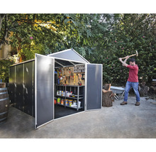 Ein organisierter dunkelgrauer Geräteschuppen mit geöffneten Doppeltüren, ausgestattet mit einem Metallregal und einer Werkzeugwand.