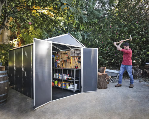 Ein organisierter dunkelgrauer Geräteschuppen mit geöffneten Doppeltüren, ausgestattet mit einem Metallregal und einer Werkzeugwand.