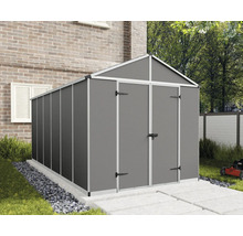 Grand abri de jardin gris en métal avec toit à deux versants et double porte sur une fondation dans un jardin lumineux.