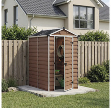 Petit abri de jardin aspect bois, toit à deux pans, porte ouverte avec accessoires, sur socle en béton à côté d'une clôture en bois.