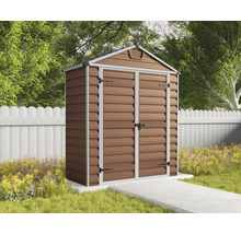Abri de jardin marron en plastique aspect bois avec toit à deux versants et double porte dans un jardin devant une clôture.