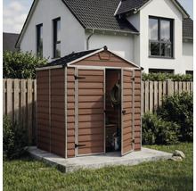 Abri de jardin en plastique avec toit à deux pans et double porte ouverte sur une base en béton dans un jardin organisé.