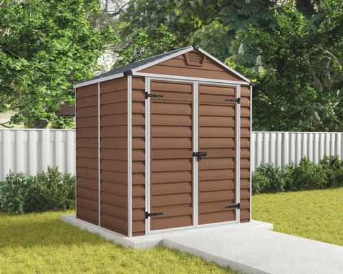 Abri de jardin en plastique marron avec toit à deux pans et double porte sur une fondation en béton.