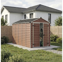 Abri de jardin en plastique aspect bois avec toit à deux pans et double porte, posé sur une fondation dans un jardin devant une clôture.