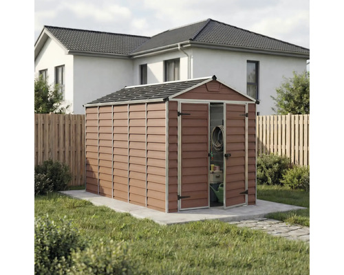 Abri de jardin en plastique aspect bois avec toit à deux pans et double porte, posé sur une fondation dans un jardin devant une clôture.