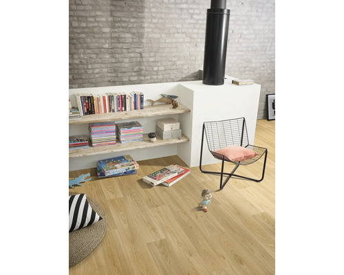 Moderner Raum mit Laminatboden in Eichenoptik, einem weißen Regal mit Büchern, einem schwarzen Drahtstuhl mit rosa Kissen und einer grauen Ziegelwand.