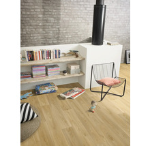 Helles Laminat in Holzoptik in einem modernen Wohnzimmer mit Ziegelwand, Holzregalen und einem schwarzen Metallstuhl.
