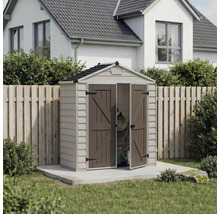 Petit abri de jardin en plastique avec toit à pignon et double porte ouverte, installé sur une dalle en béton devant une clôture en bois.