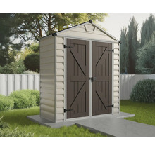 Abri de jardin en plastique avec toit à deux pans et double porte sur un socle en béton dans un jardin.