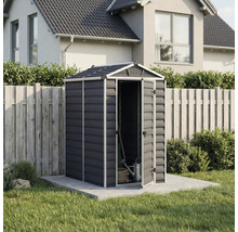 Abri de jardin compact en plastique anthracite avec toit à deux pans et porte ouverte, sur une base en béton à côté d une clôture en bois.