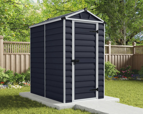 Abri de jardin en plastique anthracite avec cadre blanc et toit à deux pans sur un socle en béton dans un jardin devant une clôture en bois.