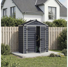 Abri de jardin en plastique anthracite avec toit à deux pans et double porte ouverte sur une base en béton dans un jardin lumineux et soigné.