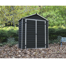 Abri de jardin en plastique gris foncé avec porte double et toit à deux pans dans un jardin.