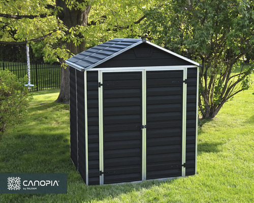 Abri de jardin moderne gris foncé avec double porte et toit à deux pans sur une pelouse dans un jardin. Logo Canopia by Palram.