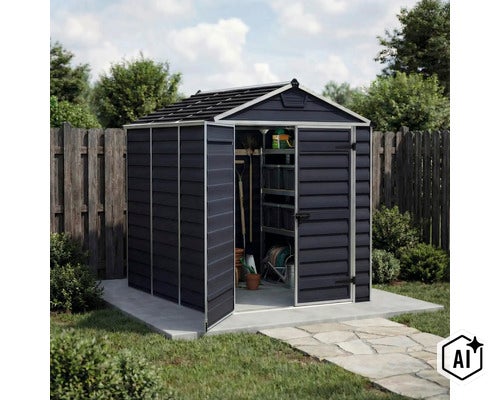 Gartenhaus aus Kunststoff mit Doppeltür, im Garten auf einem Betonfundament platziert, gefüllt mit Gartenwerkzeugen und Regalen. (Image AI modified or generated)