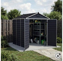 Gerätehaus aus Kunststoff mit Doppeltür, offener Front, Regalsystem und Gartengeräten, auf einer Betonplatte im Garten stehend. (Image AI modified or generated)