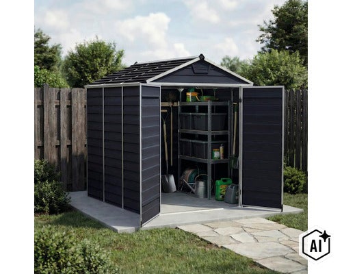 Gerätehaus aus Kunststoff mit Doppeltür, offener Front, Regalsystem und Gartengeräten, auf einer Betonplatte im Garten stehend. (Image AI modified or generated)