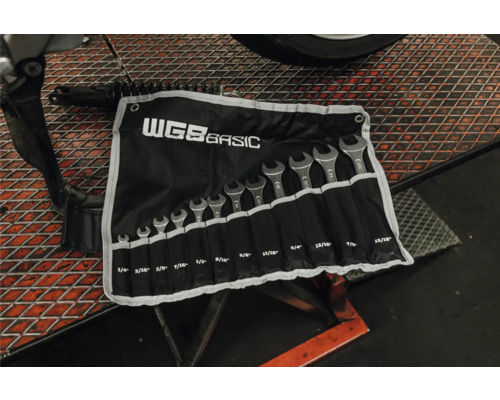 Jeu de 12 clés plates WGB BASIC, dimensions en pouces de un quart à quinze seizièmes de pouce, dans une trousse noire dans un atelier.